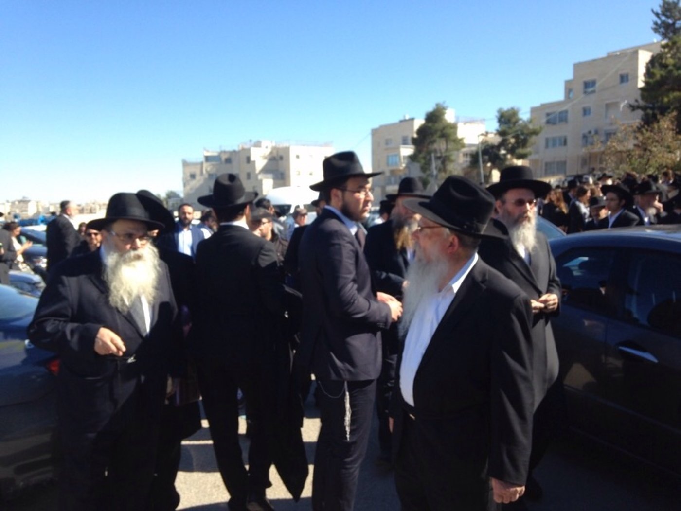 בדמעות: אלפים ליוו את רבי שמואל אזימוב זצ"ל