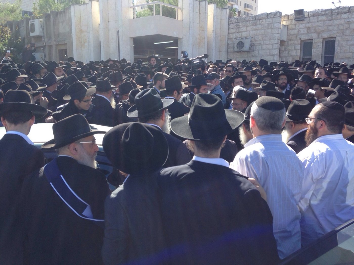 בדמעות: אלפים ליוו את רבי שמואל אזימוב זצ"ל