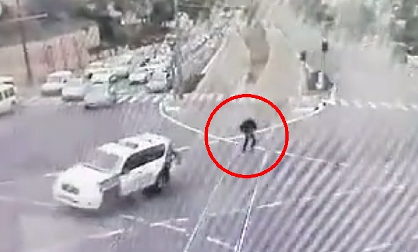 המחבל ומוט הברזל בידיו, רגע לפני שחוסל