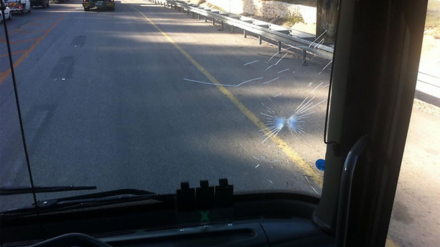כביש 1: אבנים יודו על אוטובוס אגד סמוך לאבו גוש