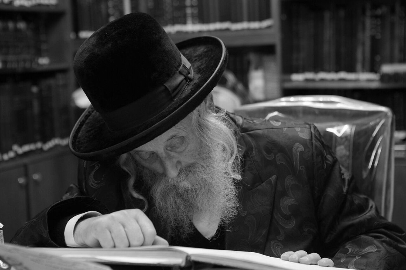 תיעוד מבפנים: גאב"ד 'העדה החרדית' הגרי"ט וויס לומד בביתו