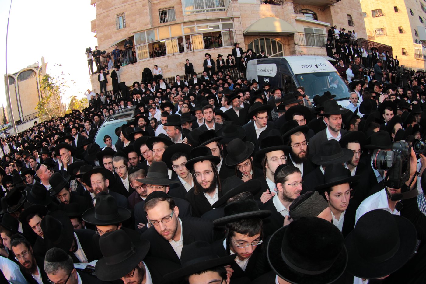 העם היהודי כואב: אלפים ליוו את הקדושים שנרצחו בתפילתם