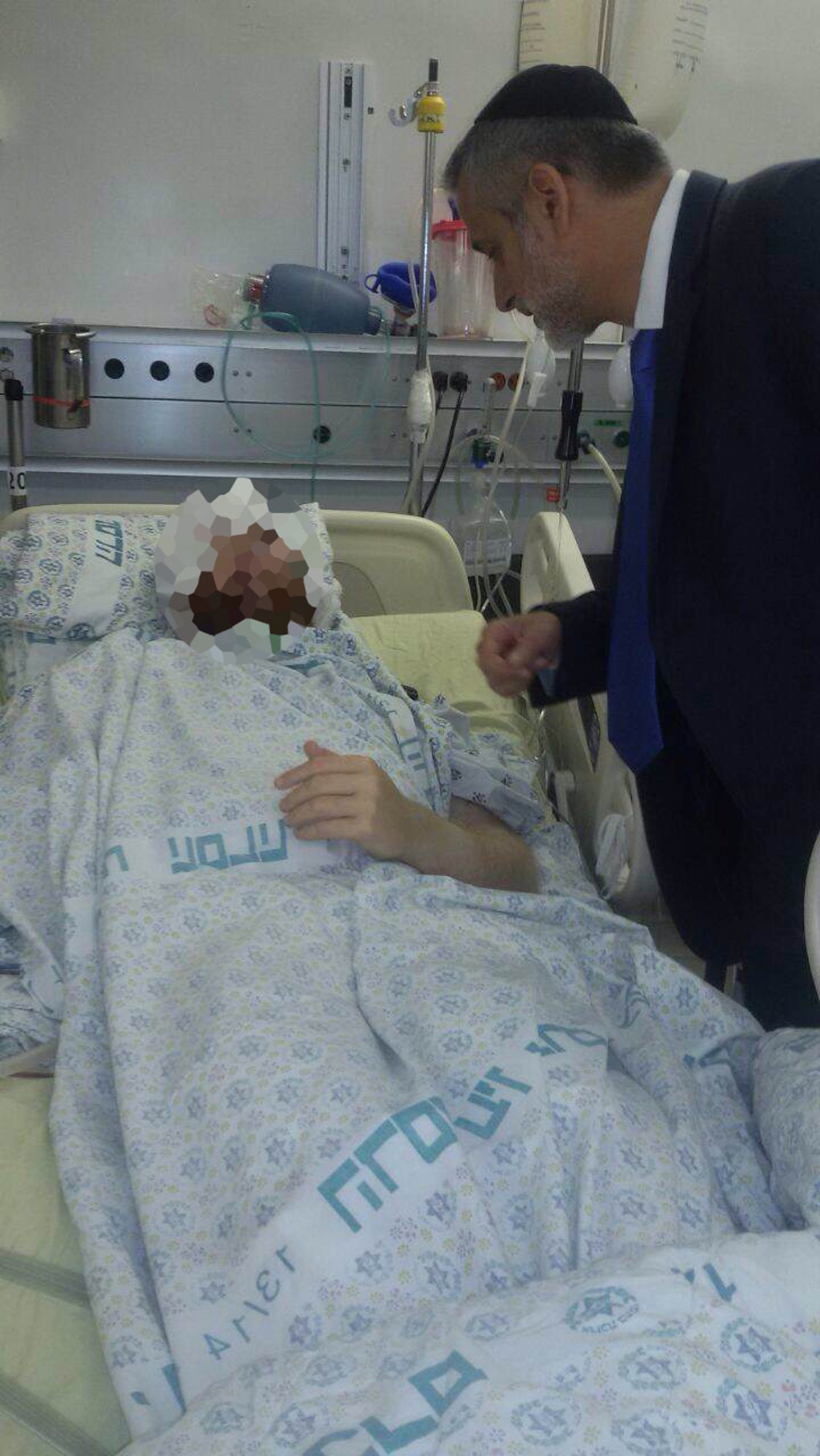 תיעוד: הראשל"צ וח"כים בביקור אצל פצועי הטבח