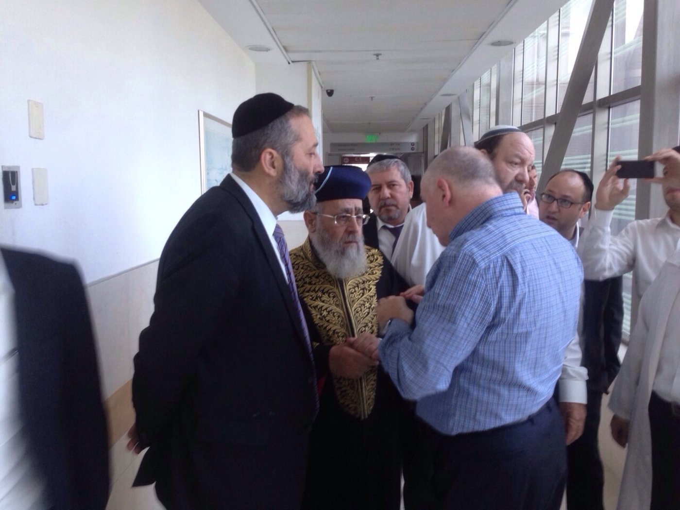 תיעוד: הראשל"צ וח"כים בביקור אצל פצועי הטבח
