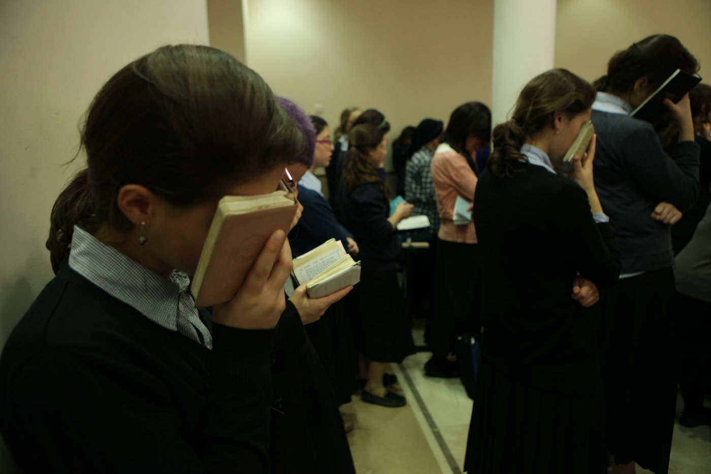 המונים בעצרת תפילת יום כיפור קטן במקום הטבח • וידאו וגלריה