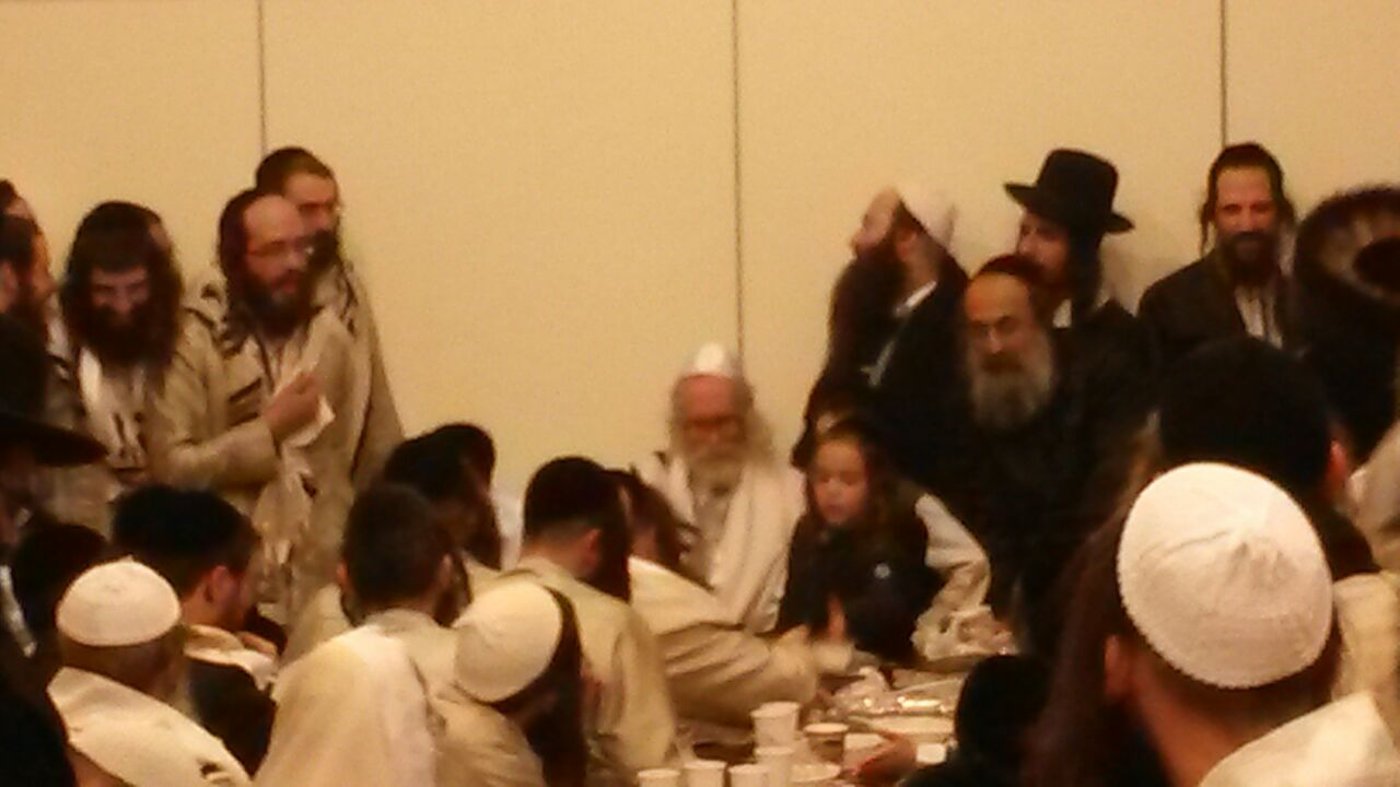 יומיים להחלטת בית המשפט: מאות שבתו עם הרב ברלנד • בלעדי