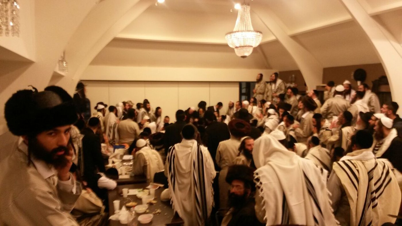 יומיים להחלטת בית המשפט: מאות שבתו עם הרב ברלנד • בלעדי