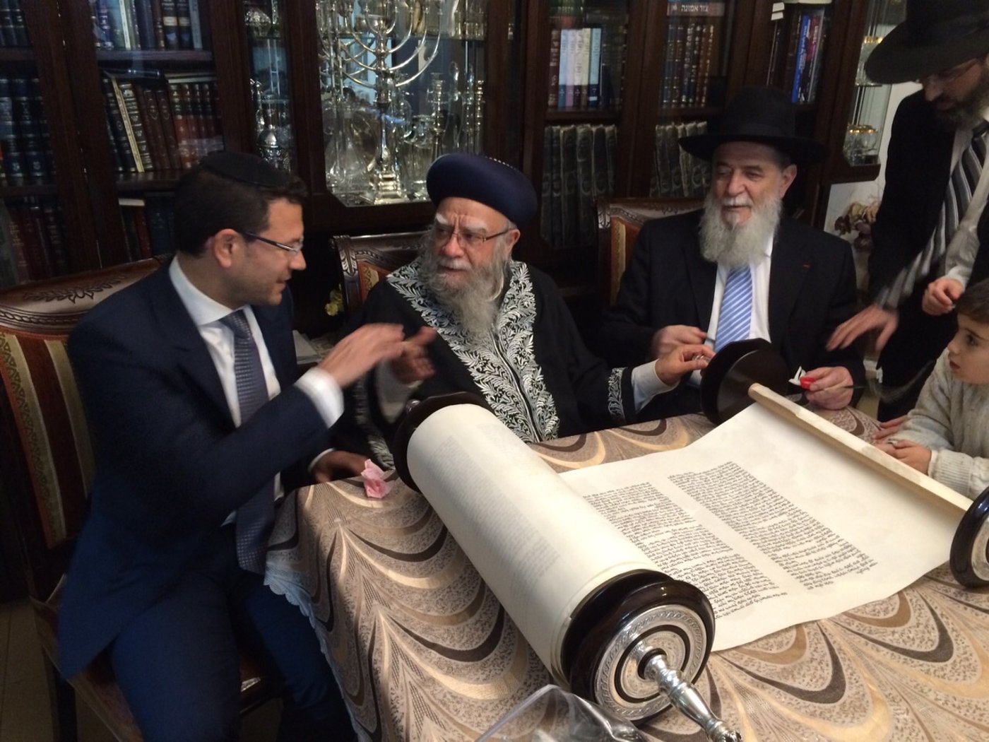 הנגיד הרב שלמה קפיטס הכניס ספר תורה • תמונות