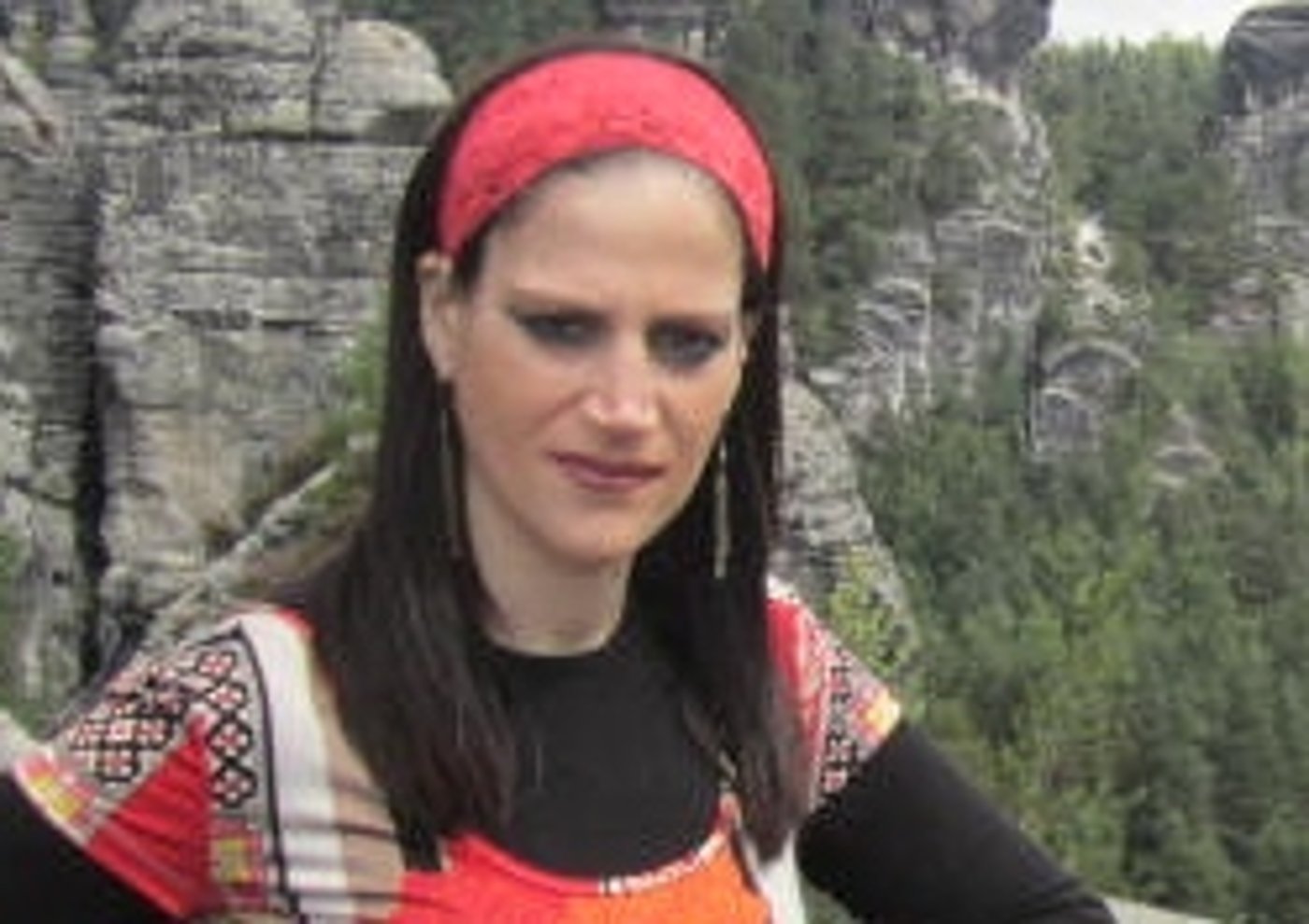 אתי קצבורג, כותבת השורות