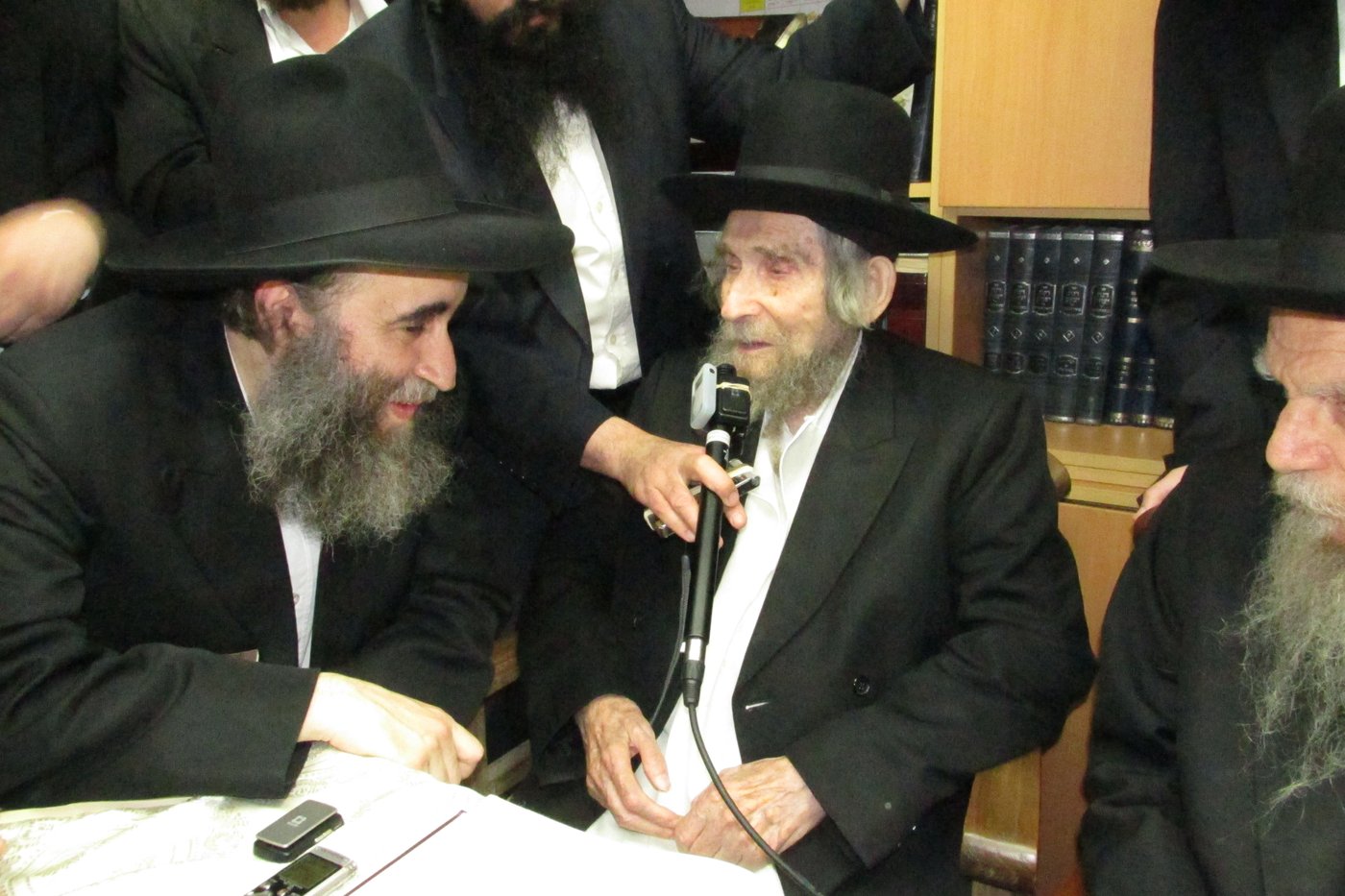 תיעוד: סיום מסכת בבית מרן הגראי"ל שטיינמן