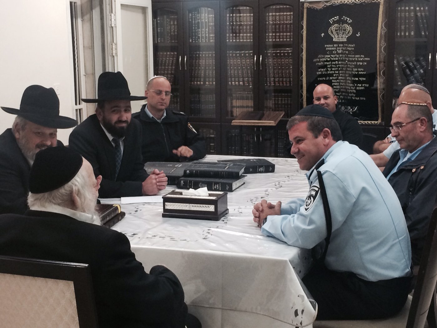 הרב אוירבך למפקד המחוז: אפשר לסמוך על שוטרים ערבים?