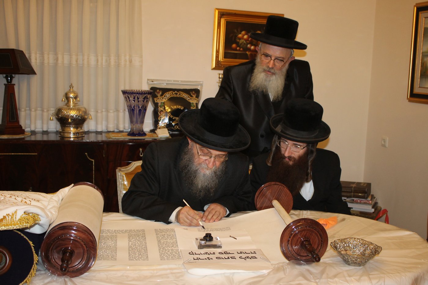 'כתיבת אותיות' בס"ת שיוכנס להיכל ביהמ"ד צאנז בטבריה