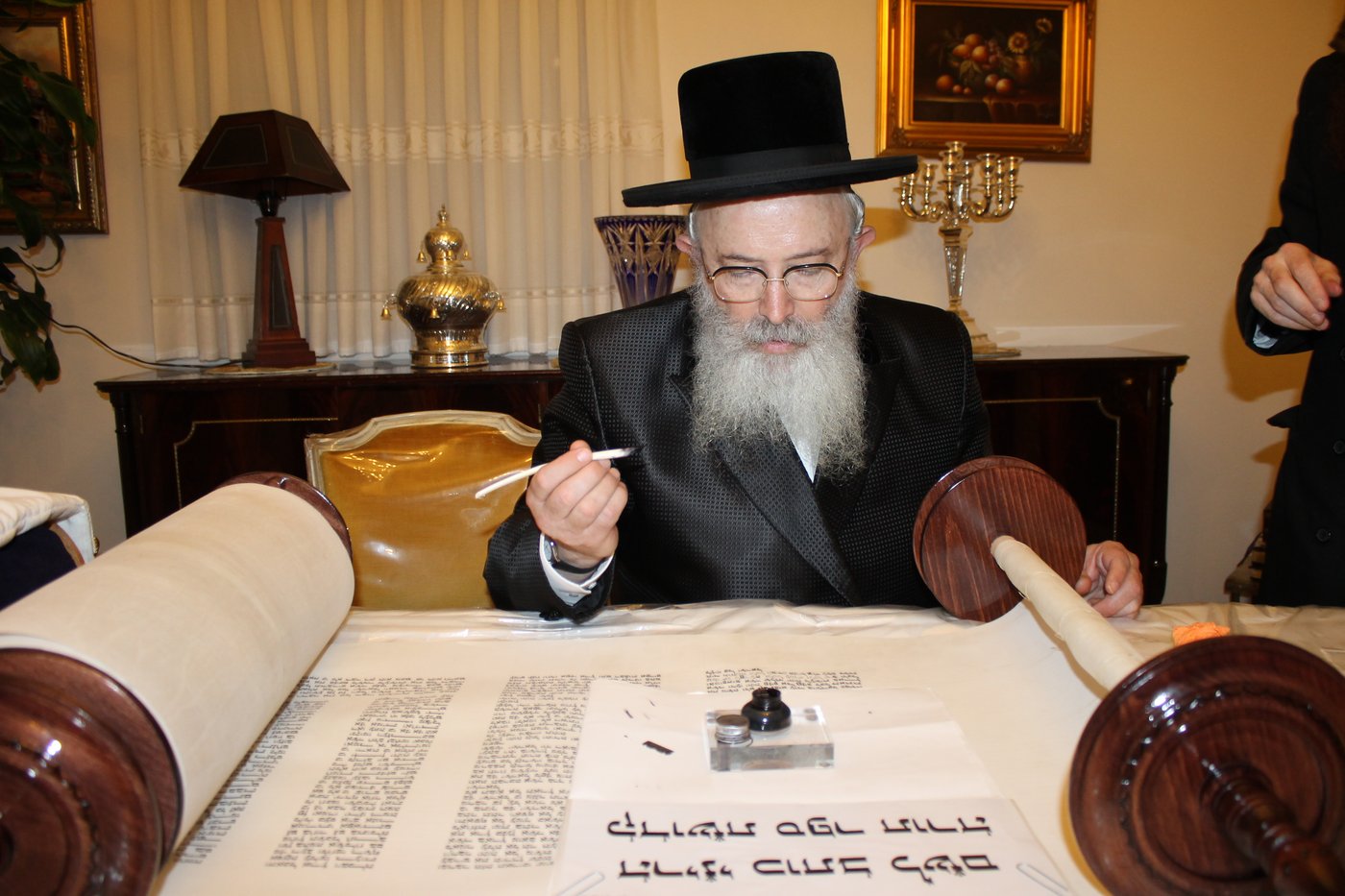 'כתיבת אותיות' בס"ת שיוכנס להיכל ביהמ"ד צאנז בטבריה