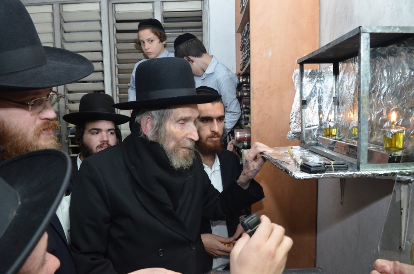 הנרות של מרן: צפו בגראי"ל שטיינמן מדליק