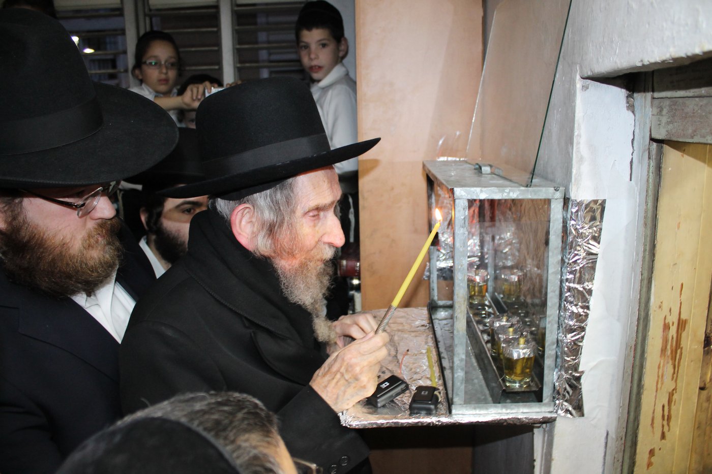 צפו: מרן הגראי"ל שטיינמן מדליק נר שלישי של חנוכה