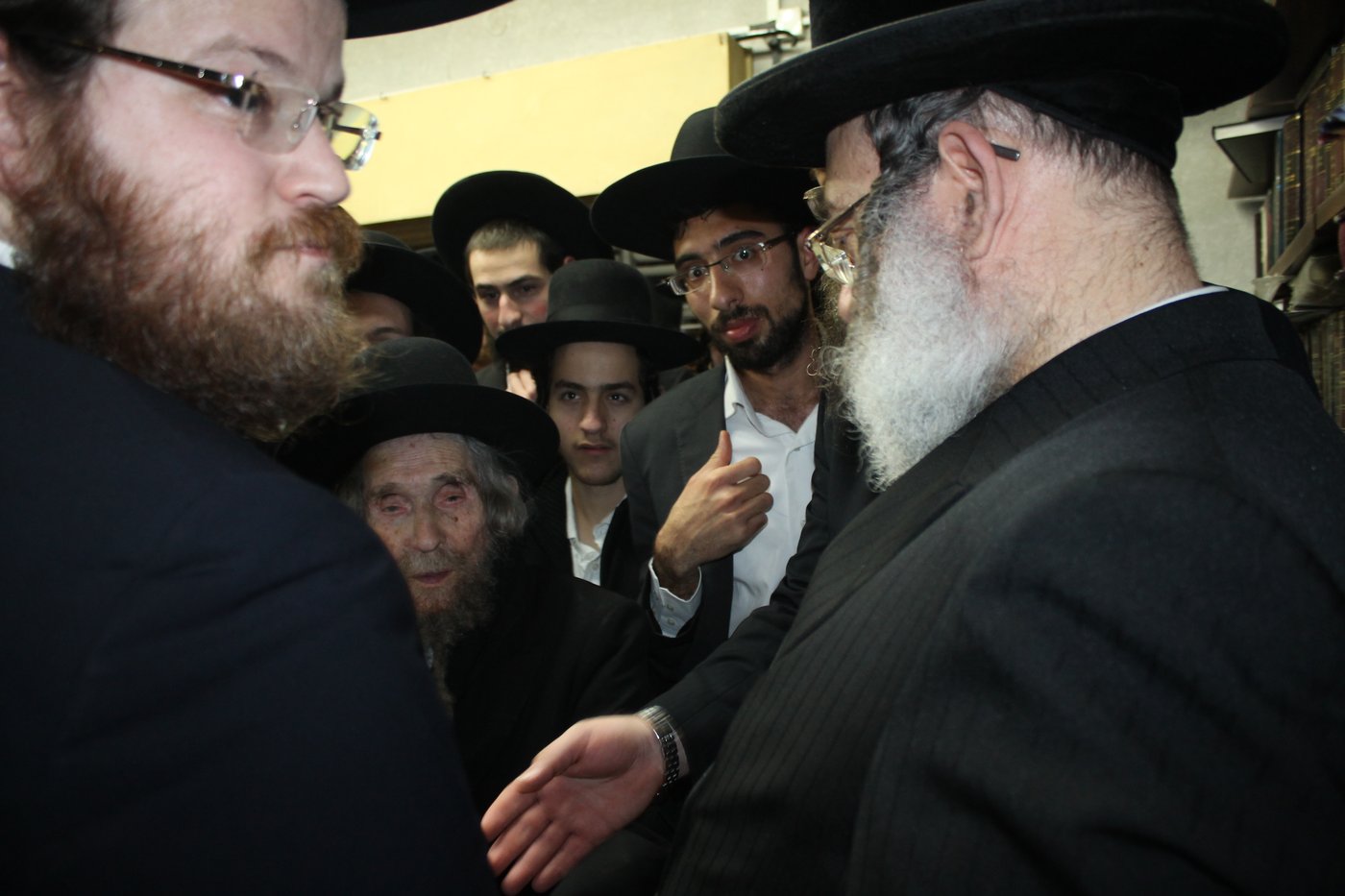 צפו: מרן הגראי"ל שטיינמן מדליק נר שלישי של חנוכה