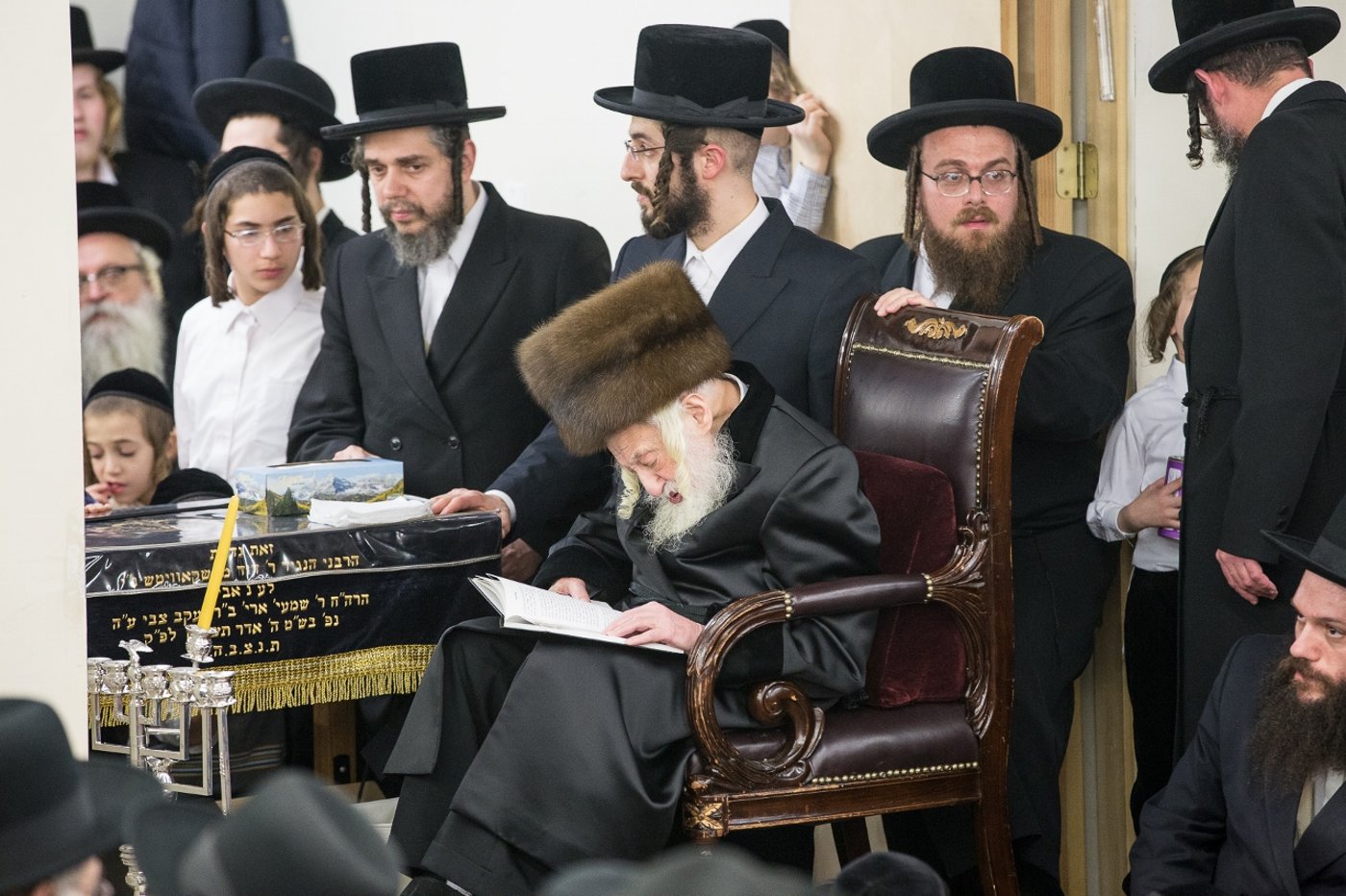 תיעוד מיוחד: האדמו"ר מסקולען בהדלקת נרות חנוכה