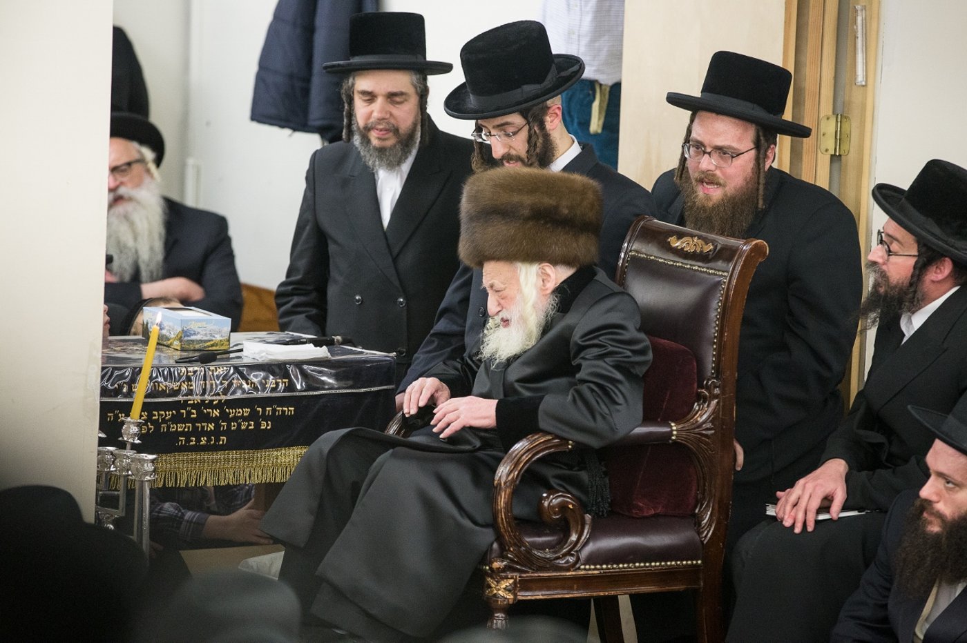 תיעוד מיוחד: האדמו"ר מסקולען בהדלקת נרות חנוכה
