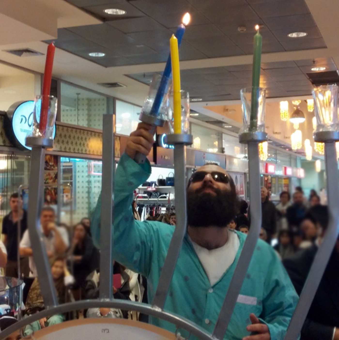 הפצוע בפיגוע החומצה התאושש והדליק נרות חנוכה