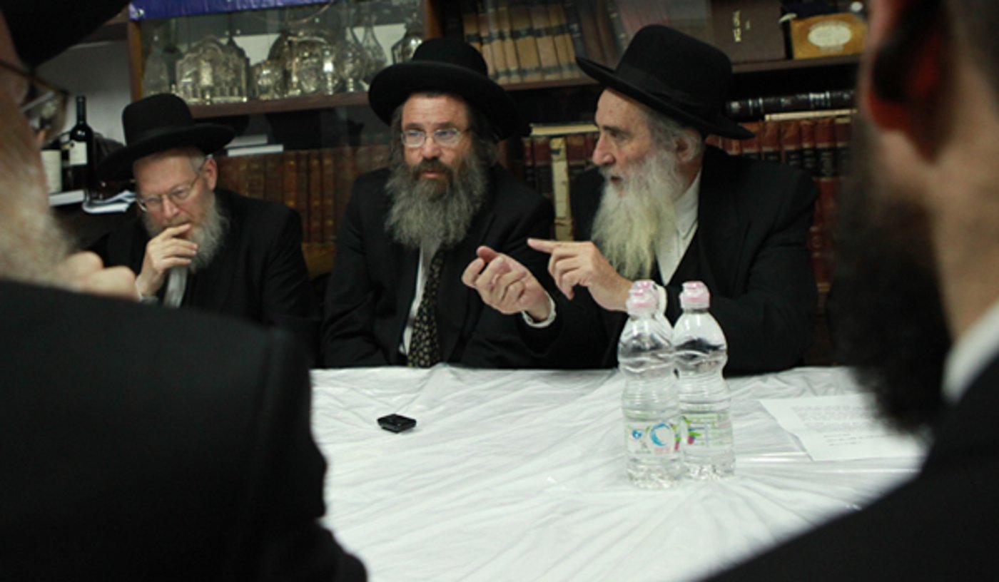 ראש ישיבת חברון הגאון רבי דוד כהן, במרכז