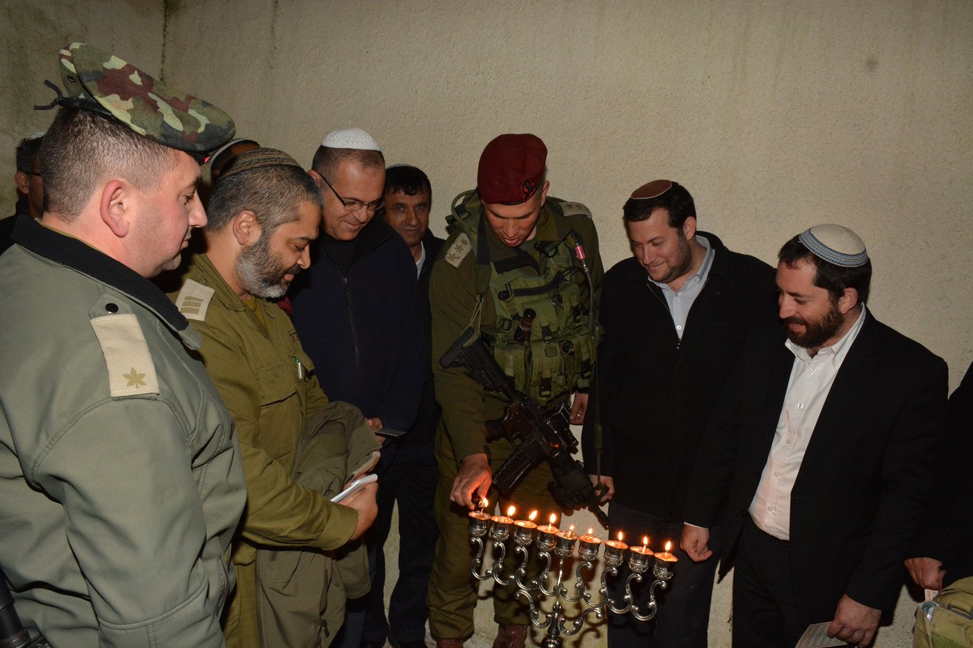 נר שמיני של חנוכה בקבר יהושע בן נון