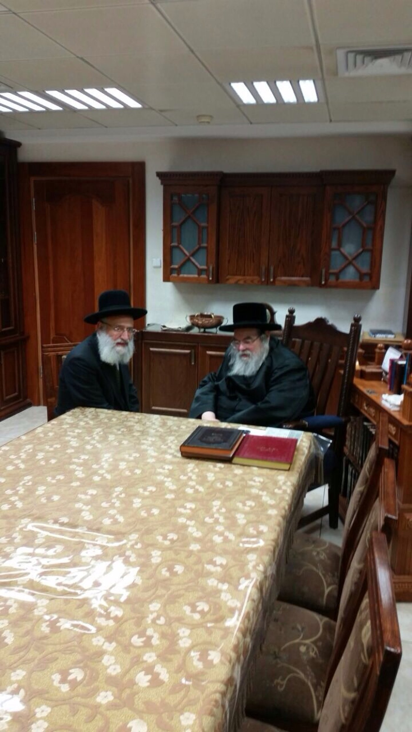 הרב ראובן אלבז נועד עם האדמו"ר מבעלזא