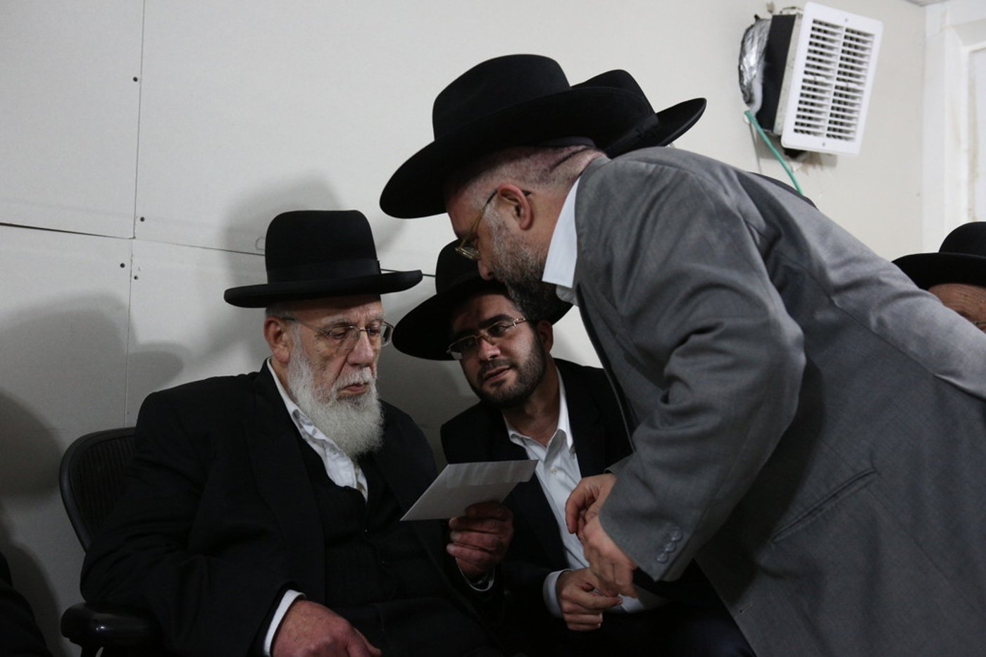 צפו: רבנים, אדמו"רים ואישי ציבור מנחמים את הגר"ש כהן