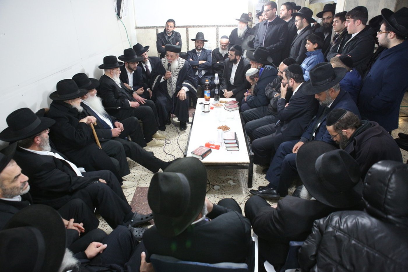 צפו: רבנים, אדמו"רים ואישי ציבור מנחמים את הגר"ש כהן
