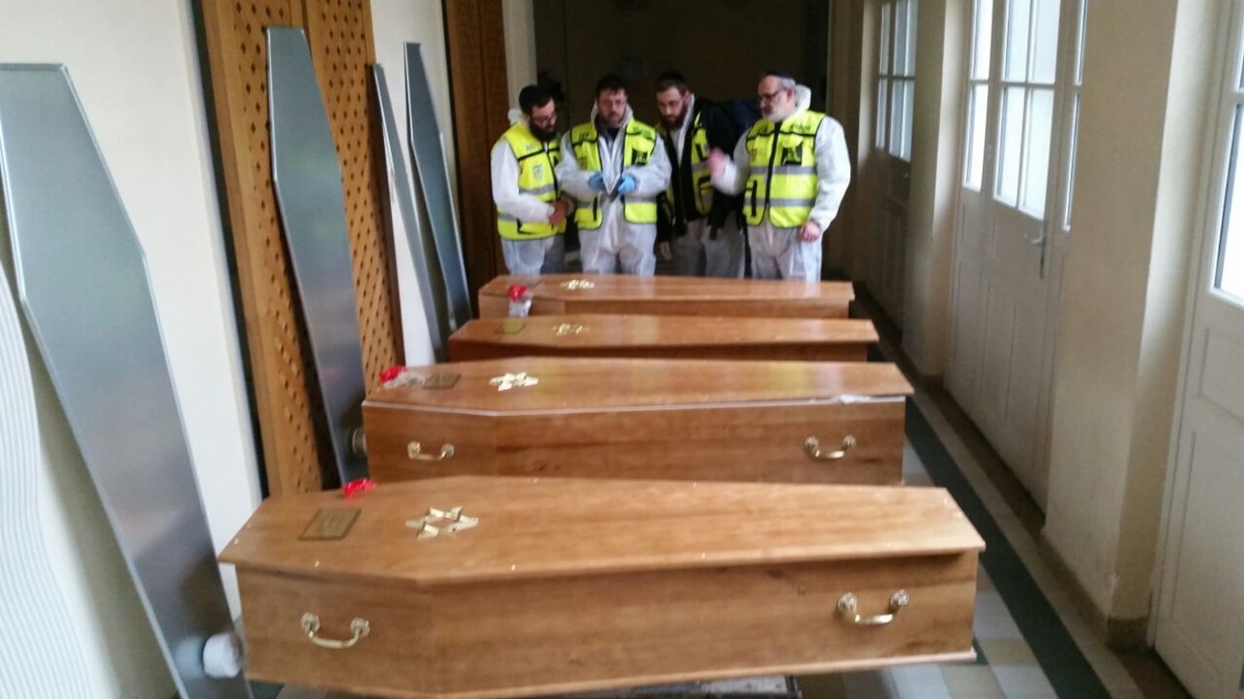 תיעוד: מתנדבי זק"א טיפלו והכינו את גופות הנרצחים