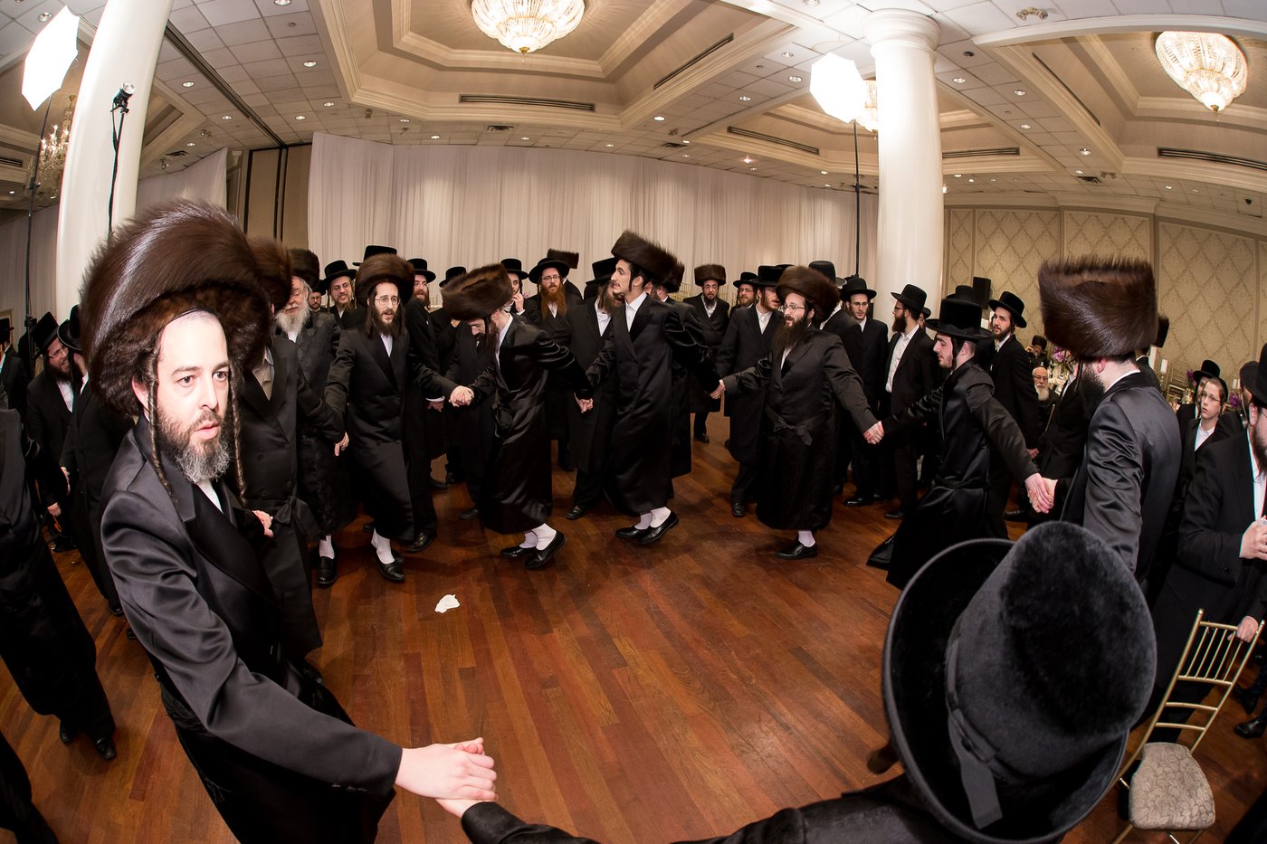 תיעוד: חתונת בת רבי משה לעווי עם בן הרה"צ מסאקהל