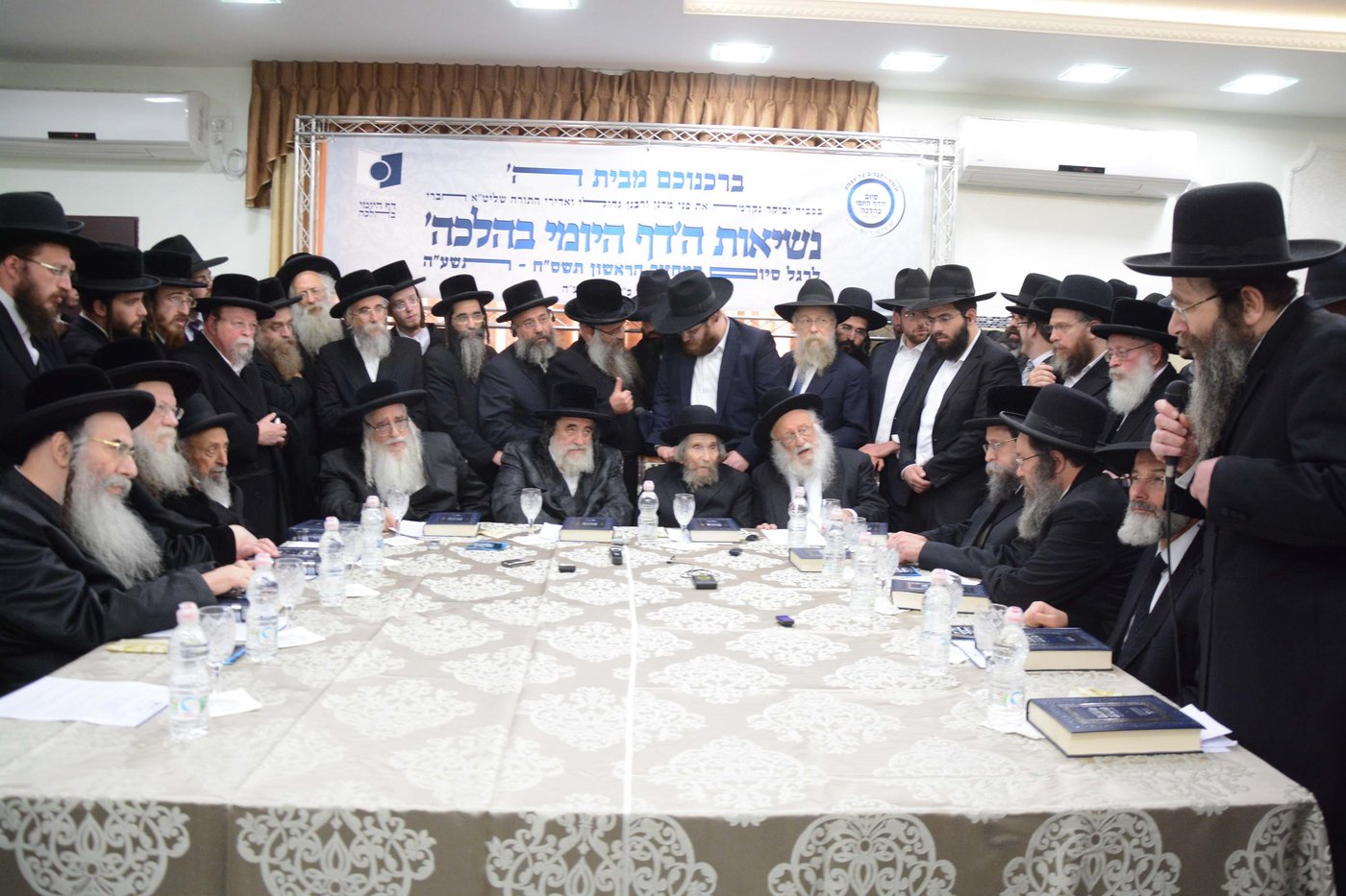 תיעוד: גדולי ישראל התכנסו בבית האדמו"ר מויז'ניץ
