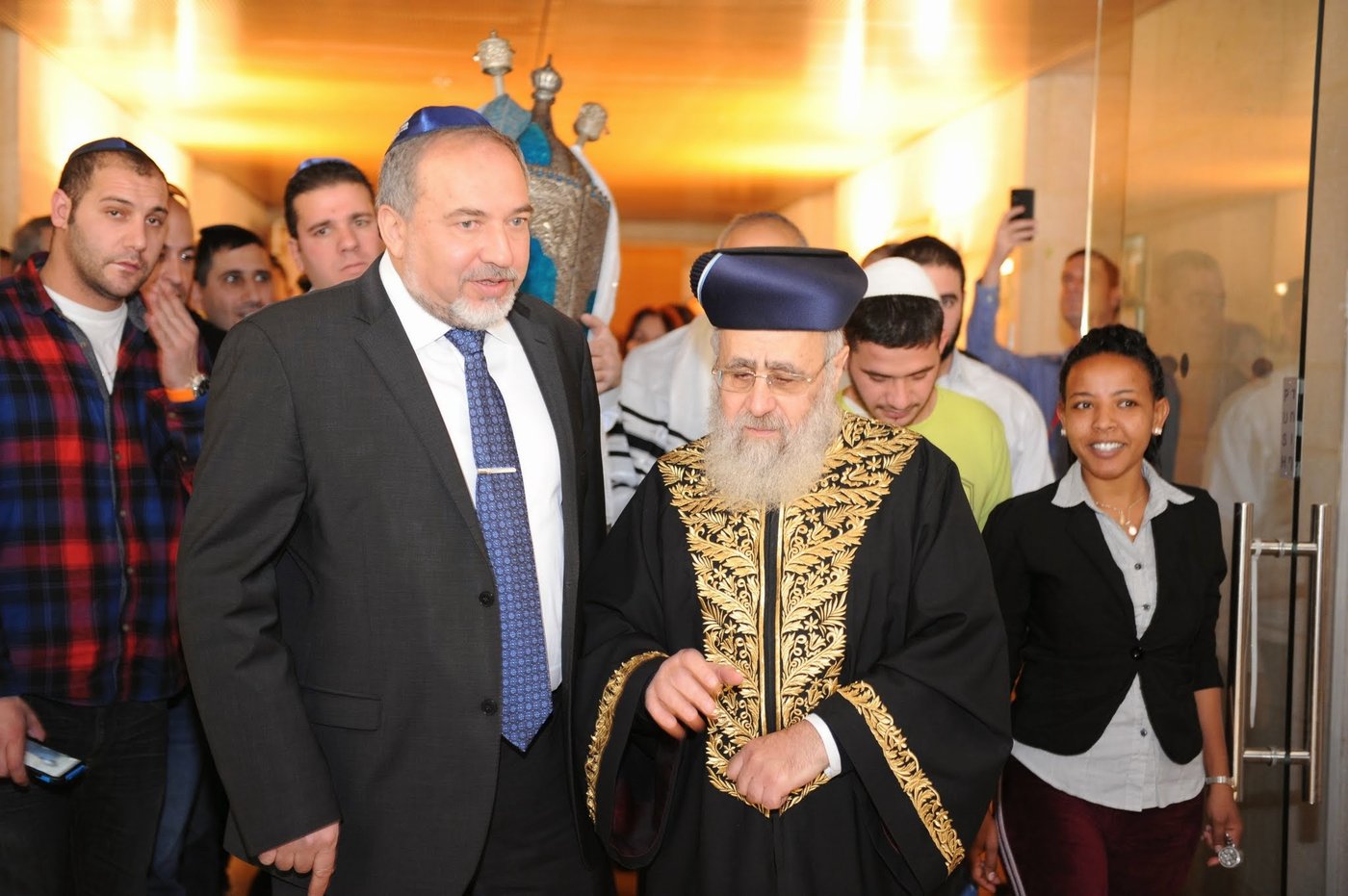 גלריה: ספר תורה עתיק מבגדד הוכנס למשרד החוץ