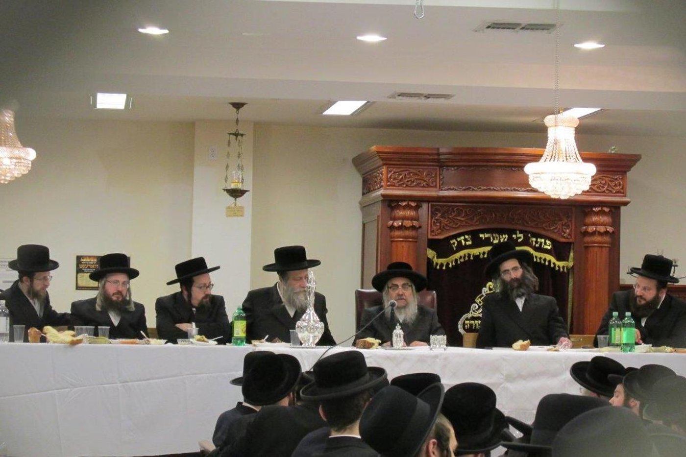 תיעוד: "לחיים טיש" ביום ההילולה של ה"עצי חיים"