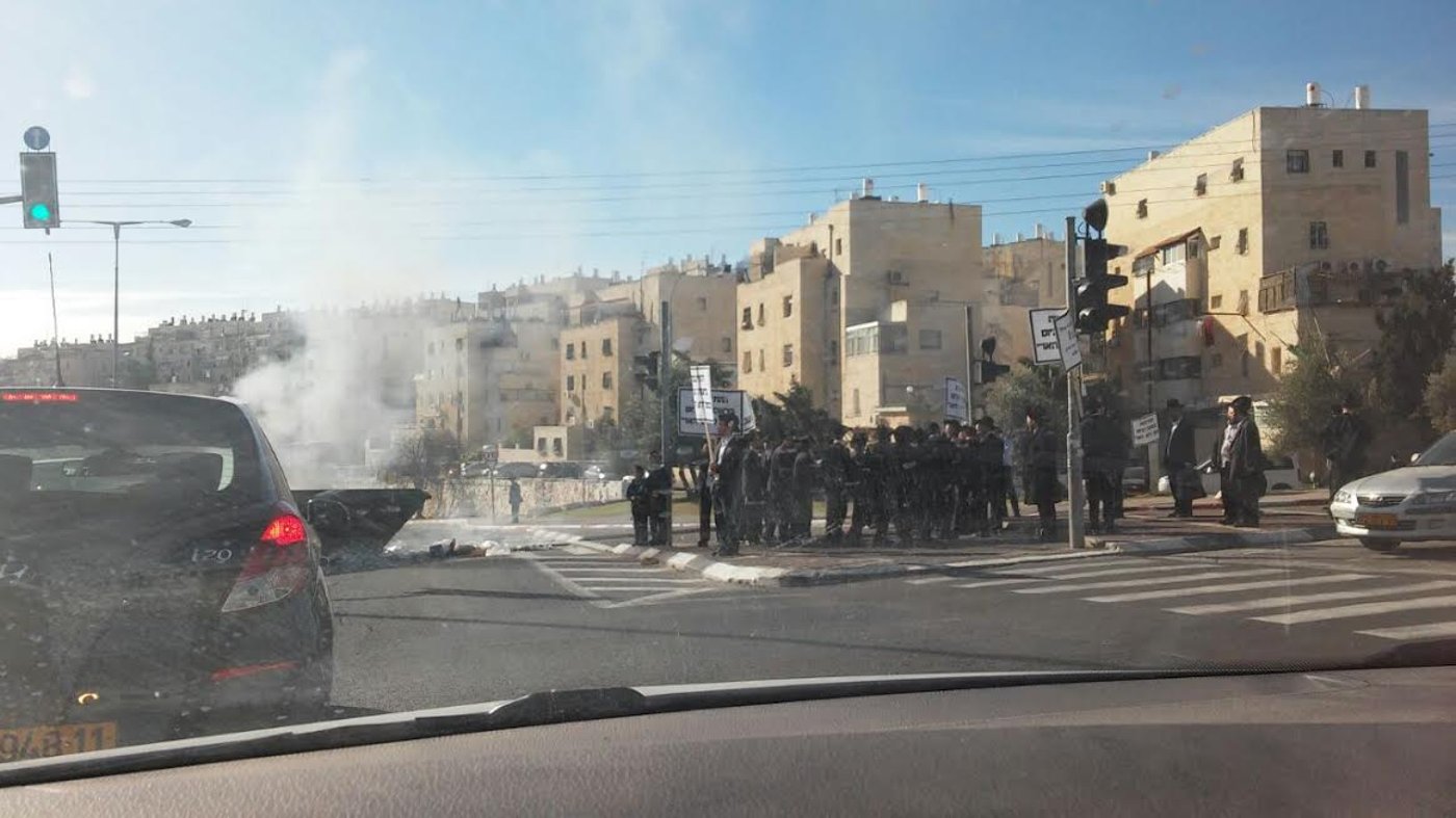 עשרות מפגינים חוסמים כבישים; 46 בחורים נעצרו