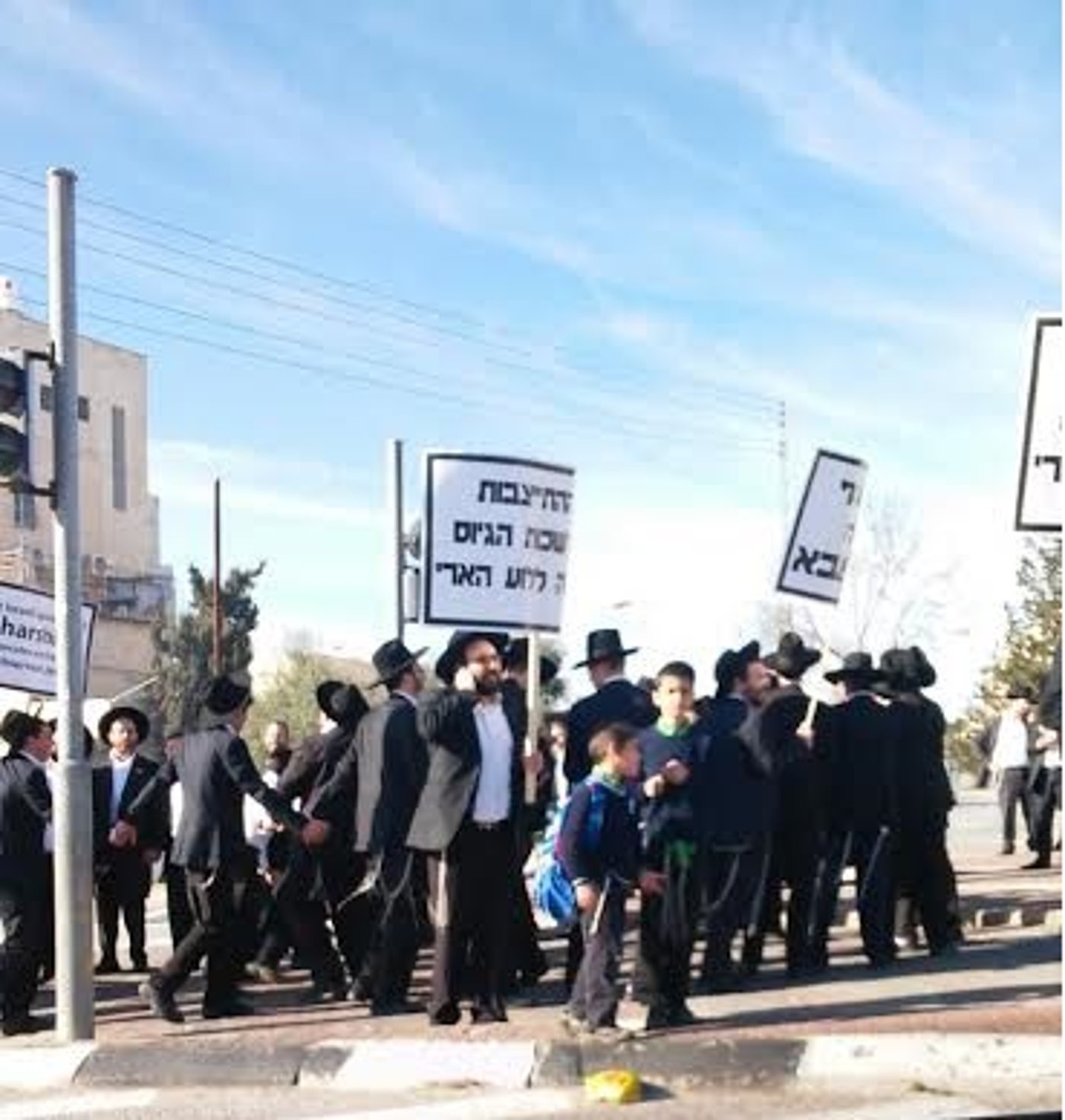 עשרות מפגינים חוסמים כבישים; 46 בחורים נעצרו