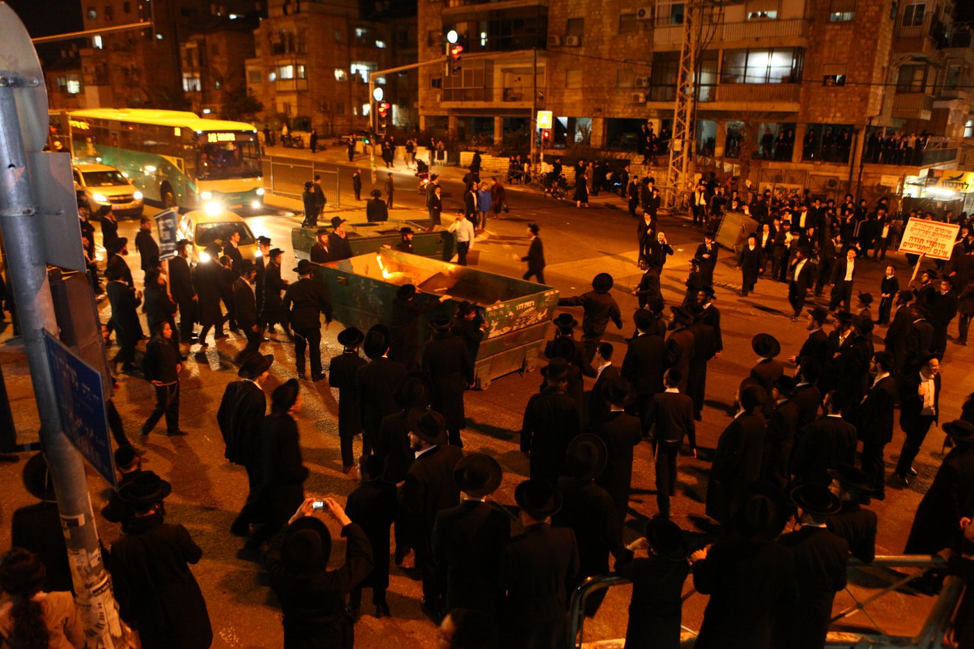 גלריה: עשרות הפגינו ב"כיכר השבת" נגד מעצר העריקים מפוניבז'