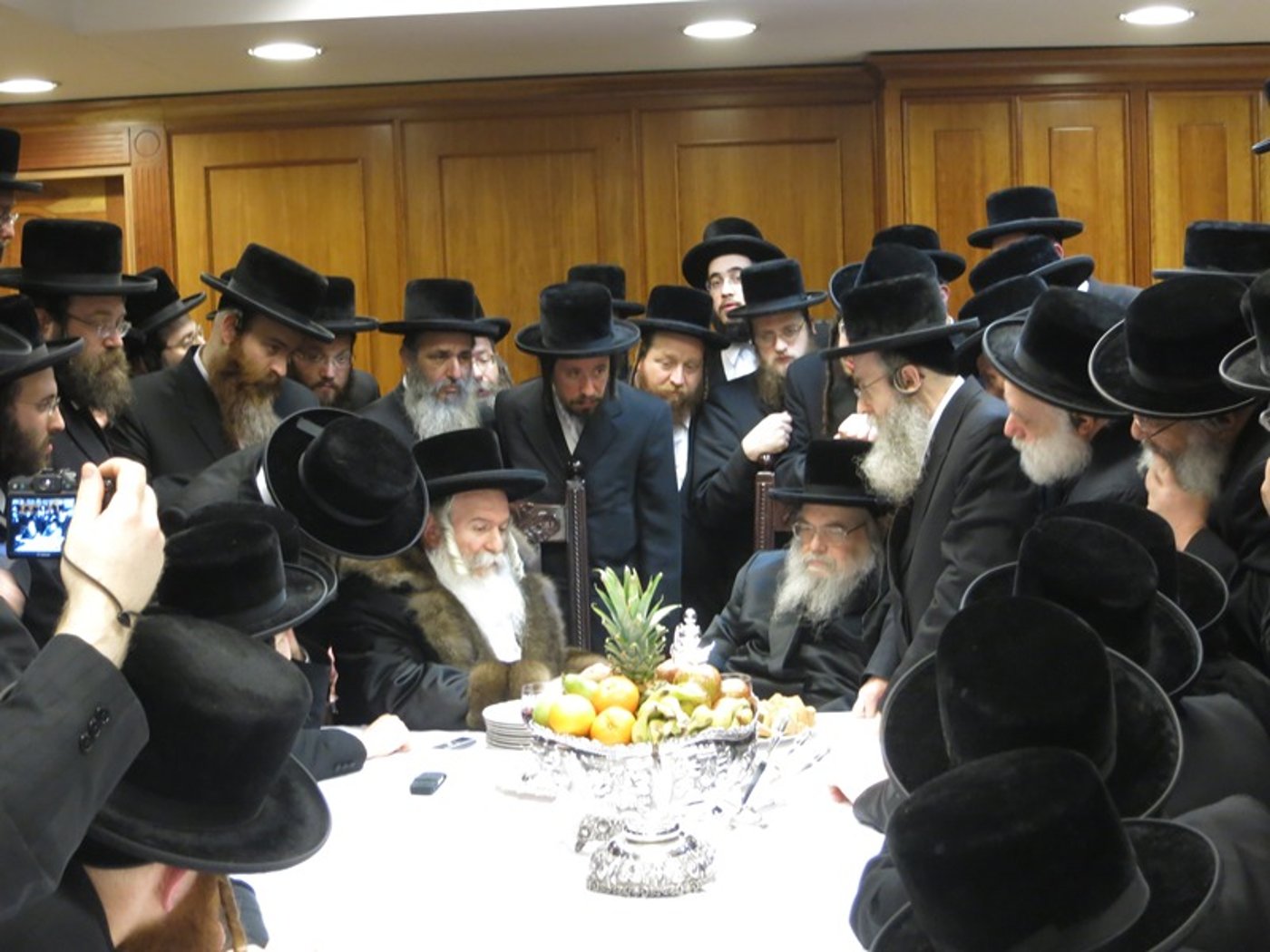 תיעוד: הרבי מבאבוב בביקור אצל הרבי מבעלזא