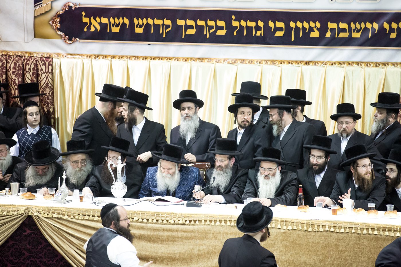 תיעוד ענק: טיש ט"ו בשבט של האדמו"ר מבאבוב