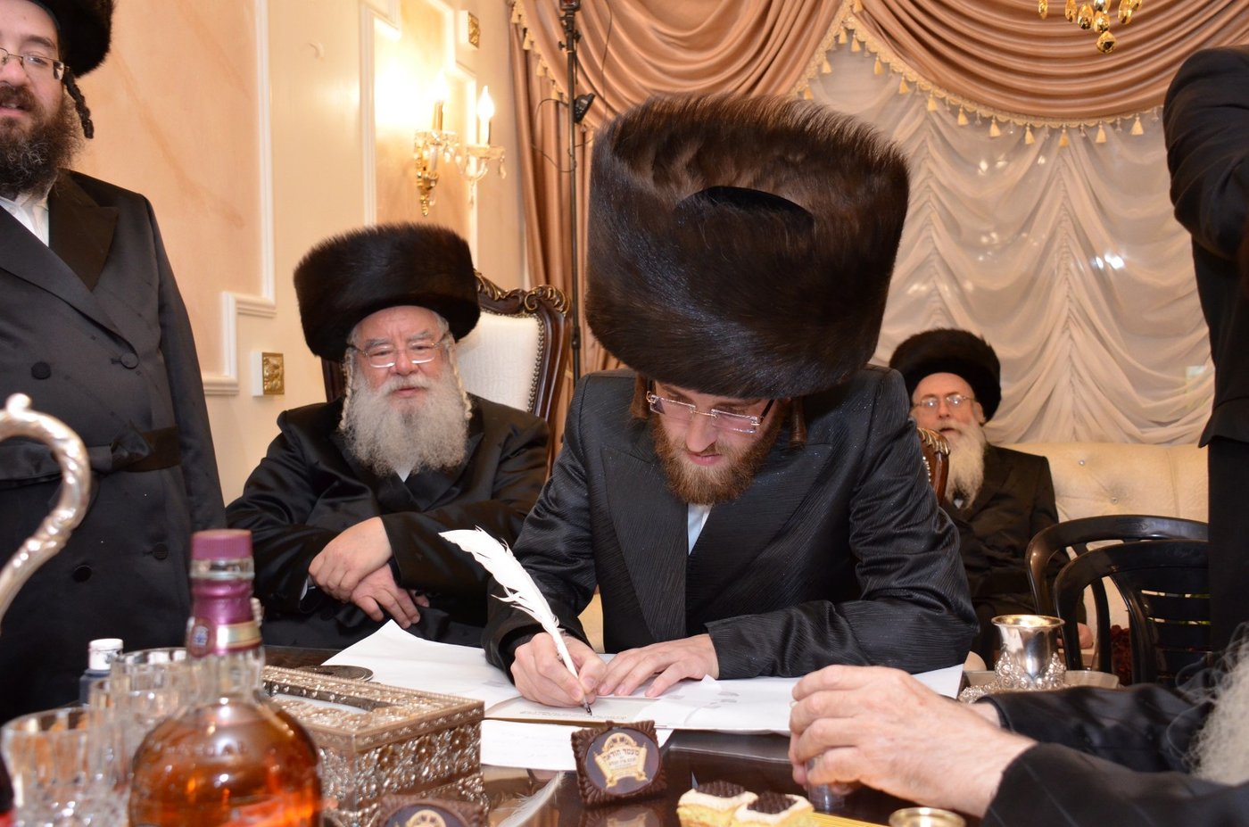 ביתר עילית: קהילת 'המתמידים' חנכה ארון קודש מפואר • תיעוד
