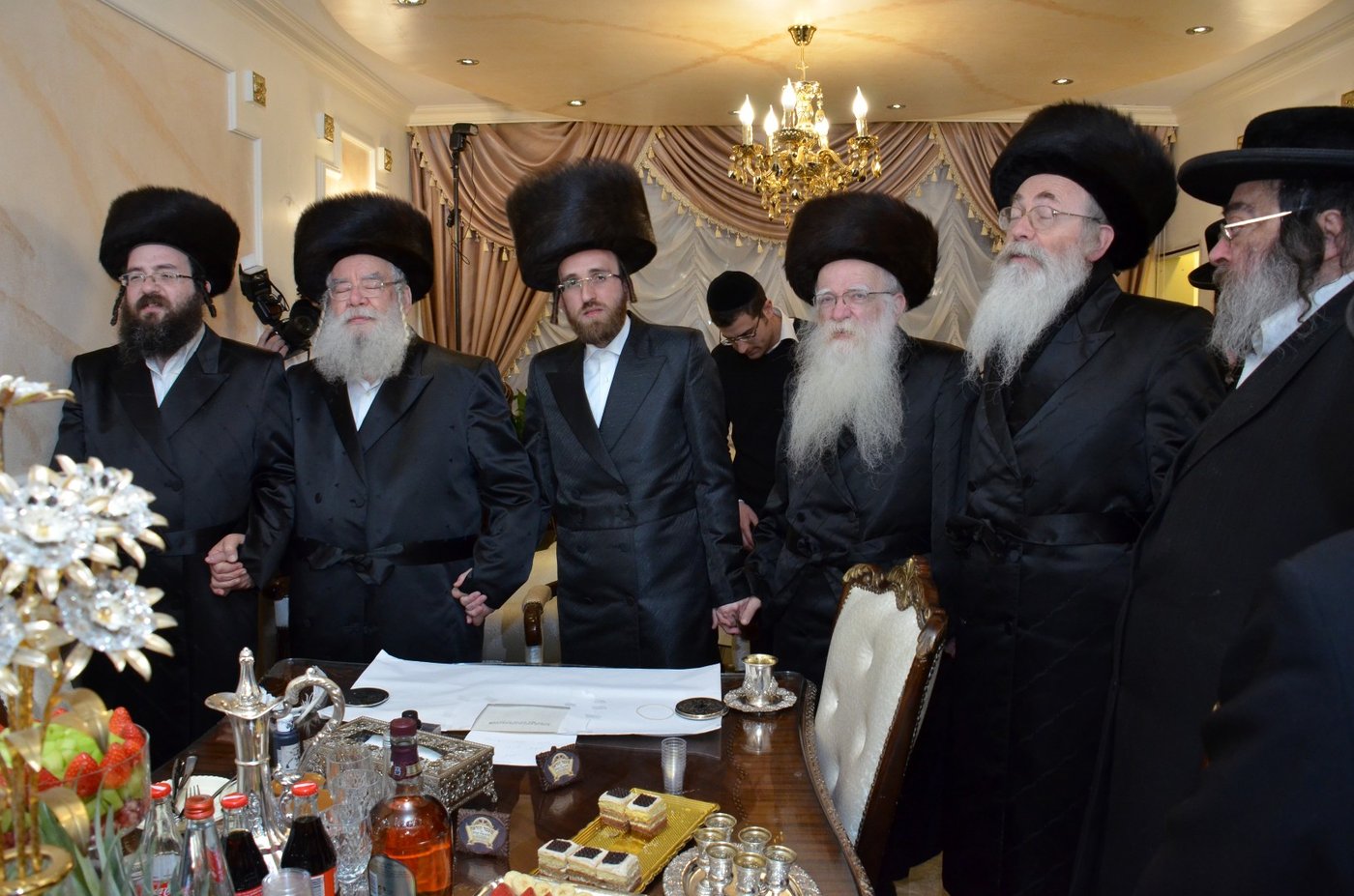 ביתר עילית: קהילת 'המתמידים' חנכה ארון קודש מפואר • תיעוד
