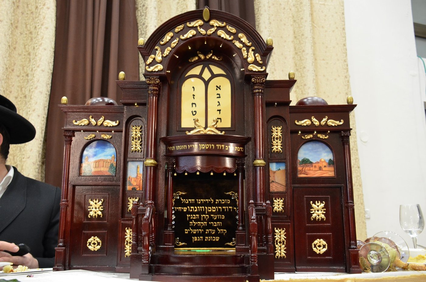 ביתר עילית: קהילת 'המתמידים' חנכה ארון קודש מפואר • תיעוד
