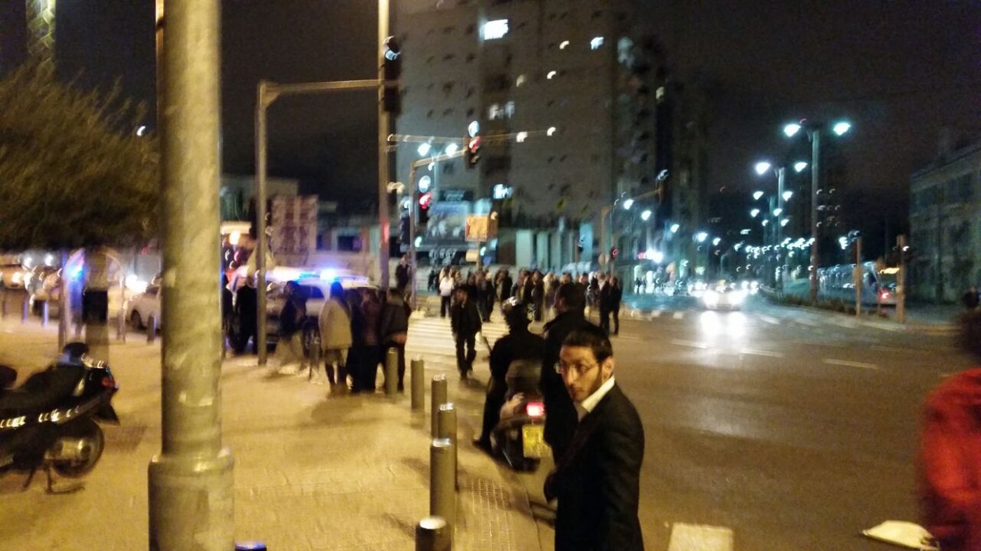 תיעוד: עשרות צעירים ניסו לפוצץ כנס של הרב אמנון יצחק