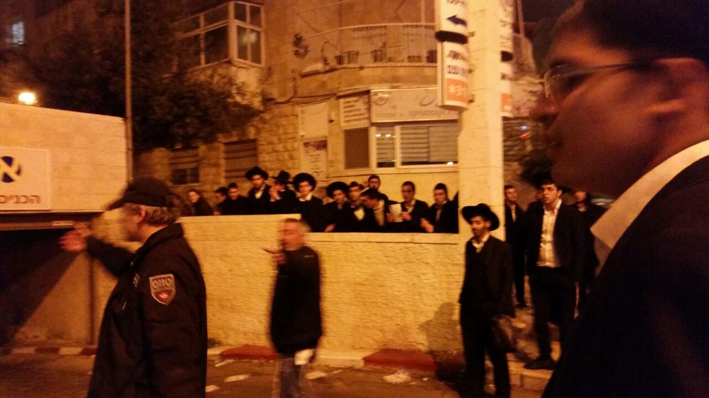 תיעוד: עשרות צעירים ניסו לפוצץ כנס של הרב אמנון יצחק