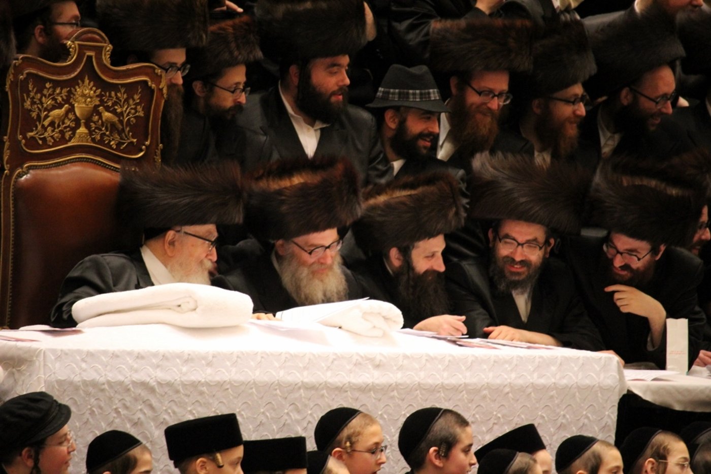 יש תיאטרון חסידי • צפו בטיש פורים בסקווירא