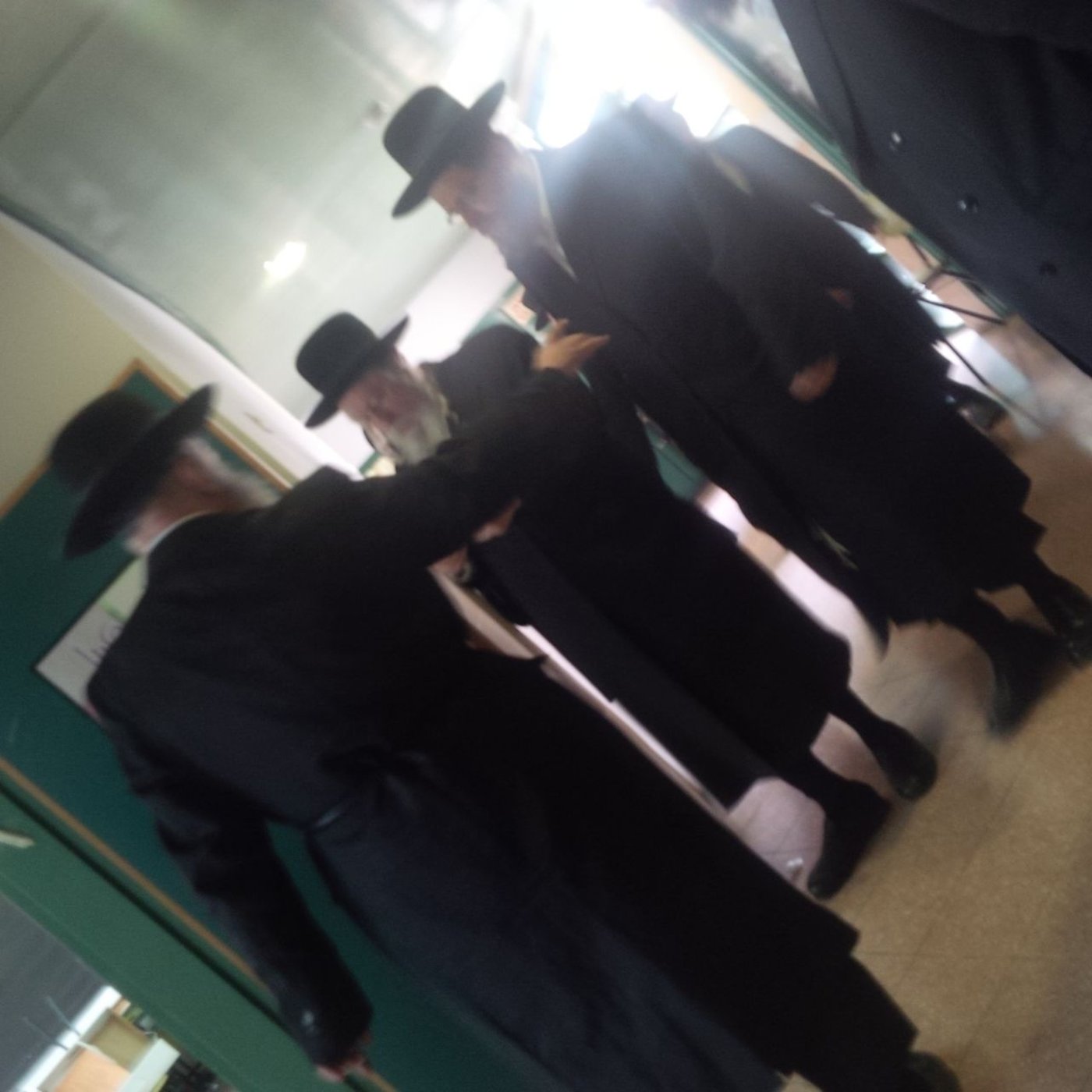 תיעוד: האדמו"ר מגור מגיע להצביע
