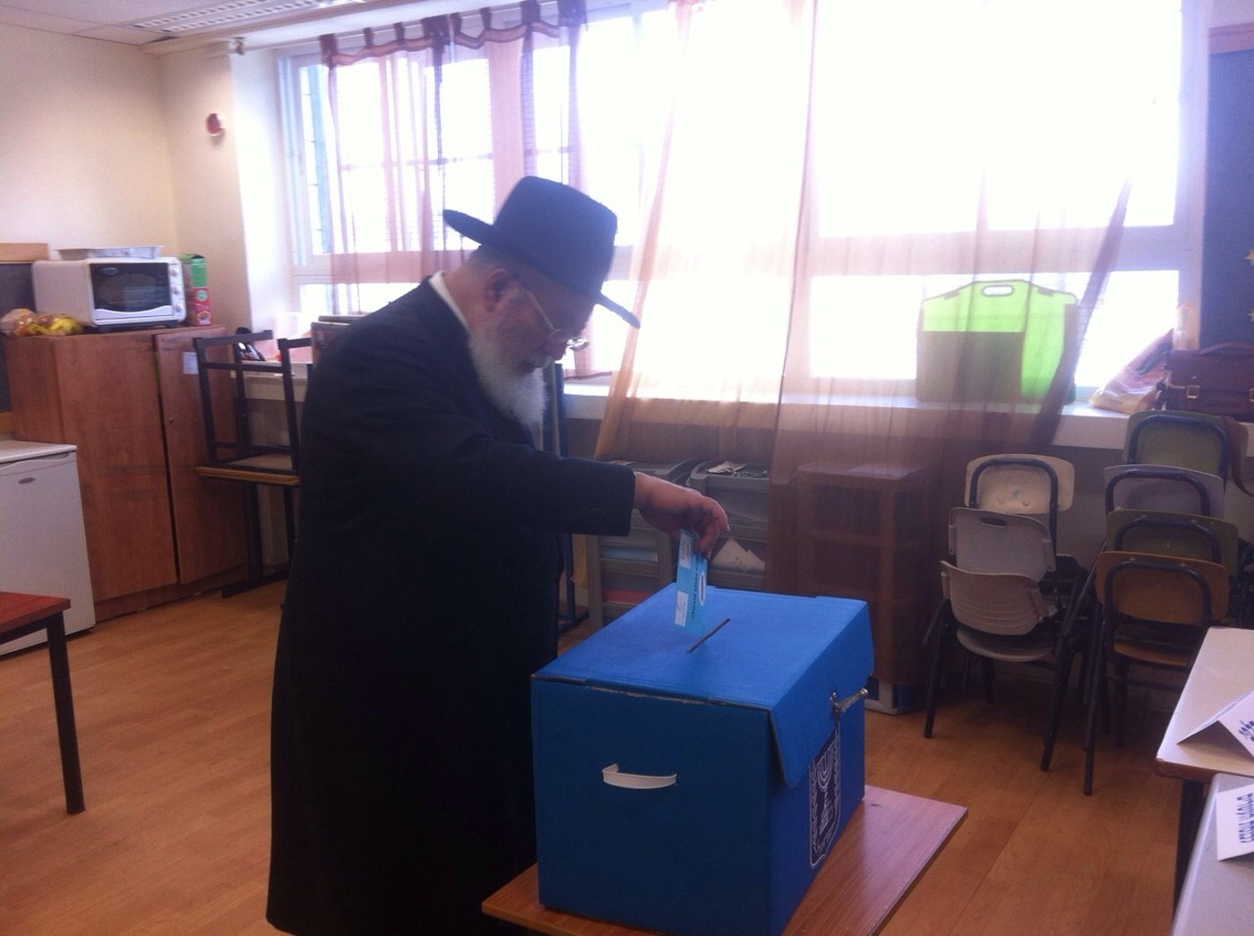 תיעוד: רבה של ירושלים הגאון רבי שלמה משה עמאר מצביע