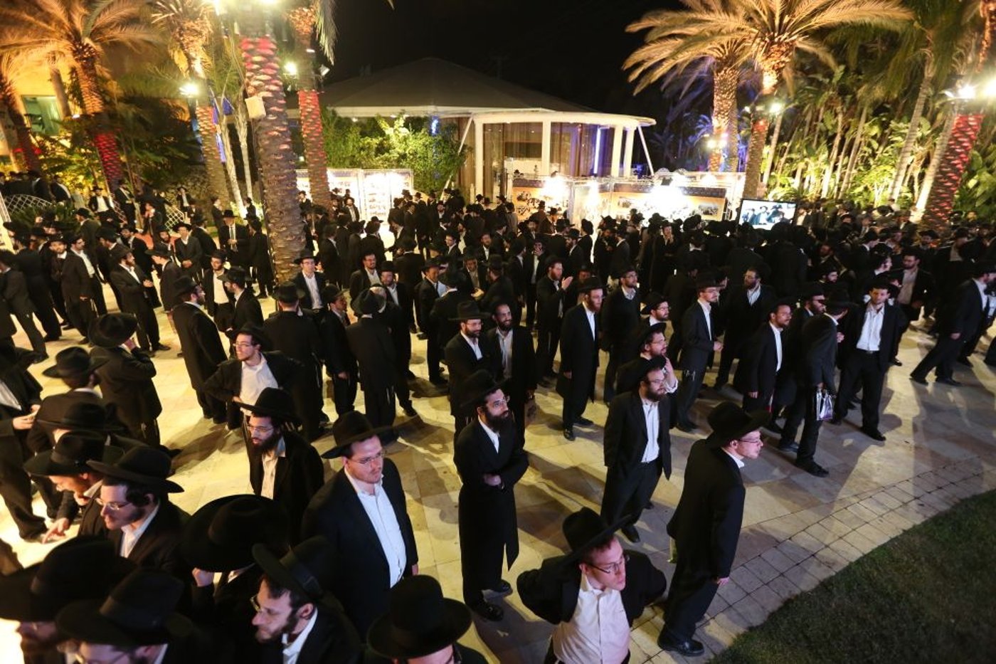 מפעים: מרן הרב שטיינמן קם לכבוד רבי ניסים קרליץ • צפו בוידאו