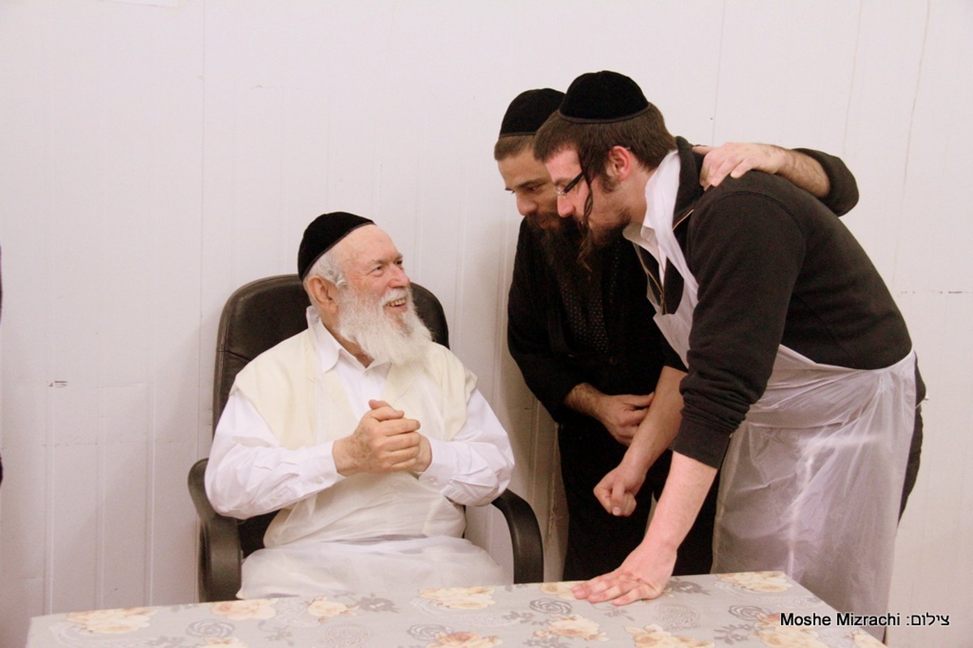 רבי יצחק זילברשטיין ורבי יעקב אדלשטיין אפו מצות • גלריה