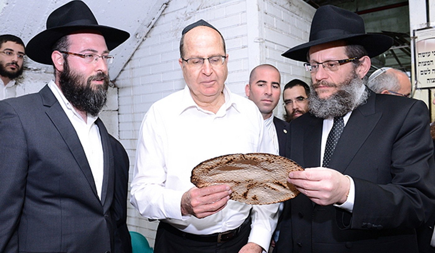 תיעוד: השר משה יעלון הגיע לאפות מצות בכפר חב"ד