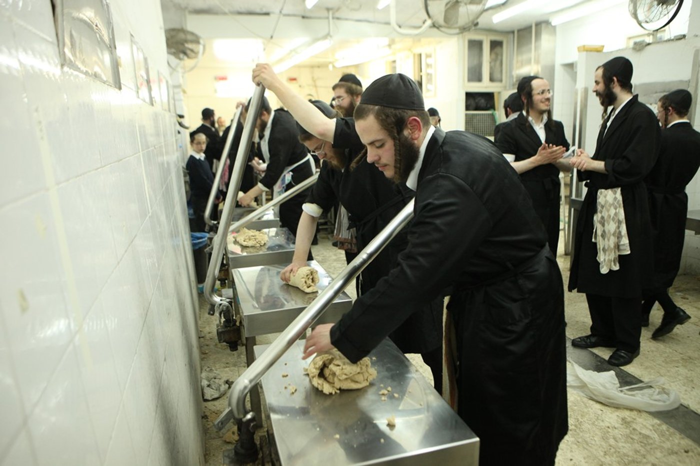 מהלישה ועד האפייה: כך אופים מצות • תיעוד מיוחד